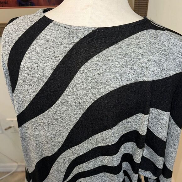 Bali Corp. Grey/Black Stripe Pattern Tunic w/ Crystal Zipper Size XL - Picture 9 of 11